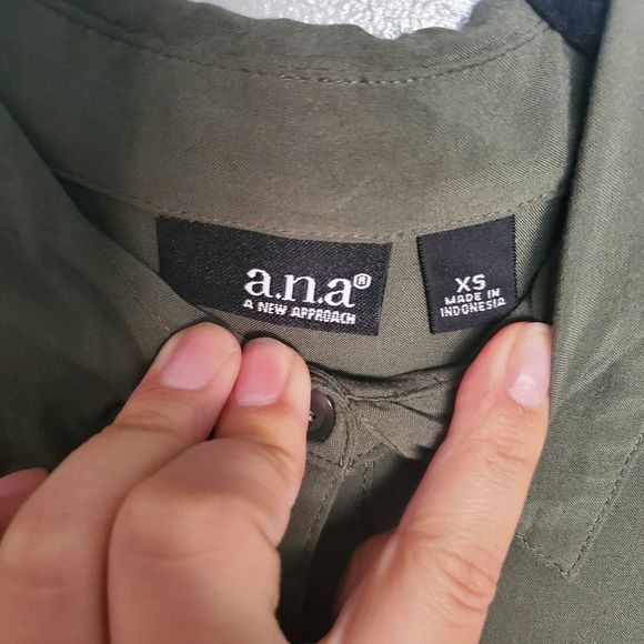A.n.a Green button up top xs - Picture 6 of 12